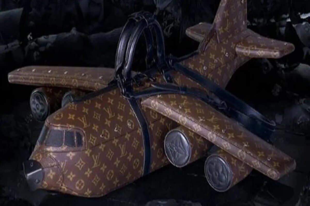 Ce sac Louis Vuitton en forme d'avion coûte plus cher qu'un véritable  avion !