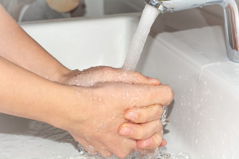 Une femme consternée en voyant comment son mari se lave les mains après être allé aux WC