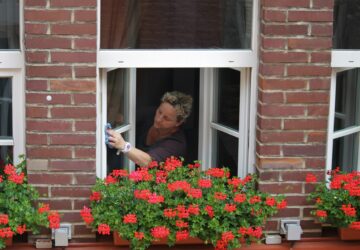 Une femme de ménage félicitée suite à sa note honnête sur sa patronne