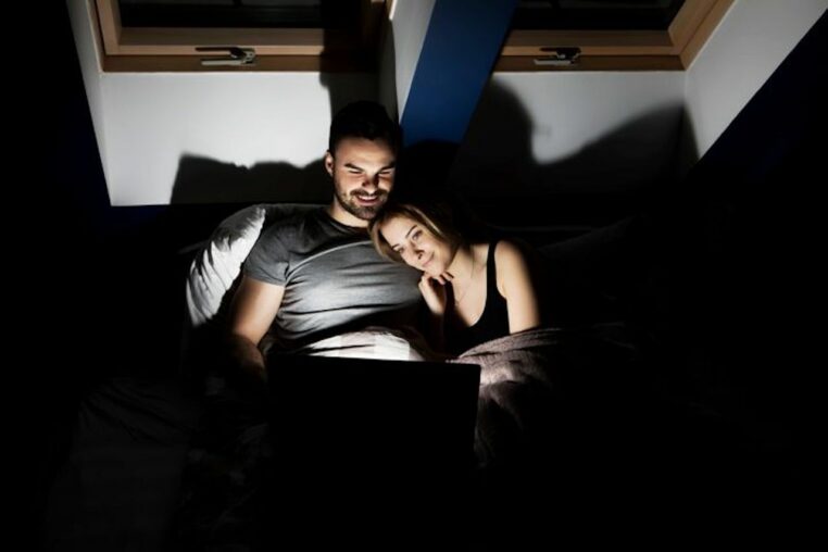 couples regardent porno ensemble ressouder relation
