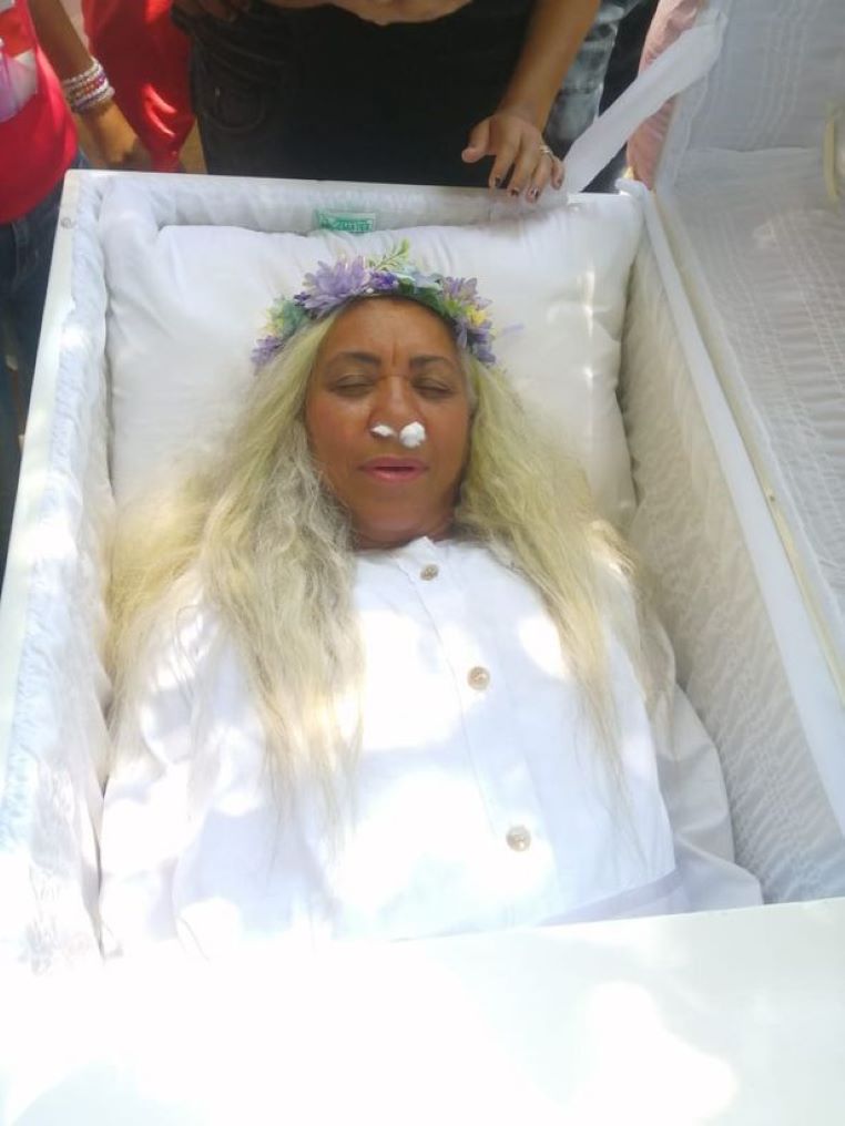 femme-fausses-funérailles-cercueil