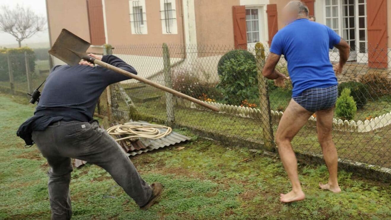 lhomme en slip   la pelle espere recevoir   euros de