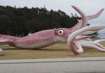 sculpture calamar géant japon