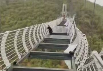 Chine : ce touriste est pris au piège dans un pont en verre