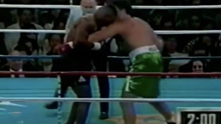 un homme sort un iphone combat mike tyson 1995