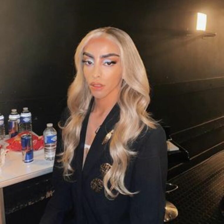 Bilal Hassani avec perruque