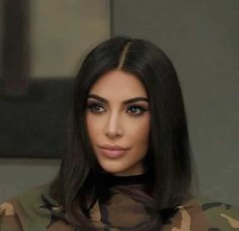 Kim Kardashian avec perruque