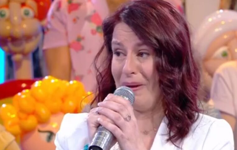 N'oubliez pas les paroles : Le geste très touchant de la Maestro Léa !