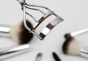 Tik Tok vous vous demandez comment utiliser correctement votre recourbe cils ? Découvrez cette astuce ! (vidéo)