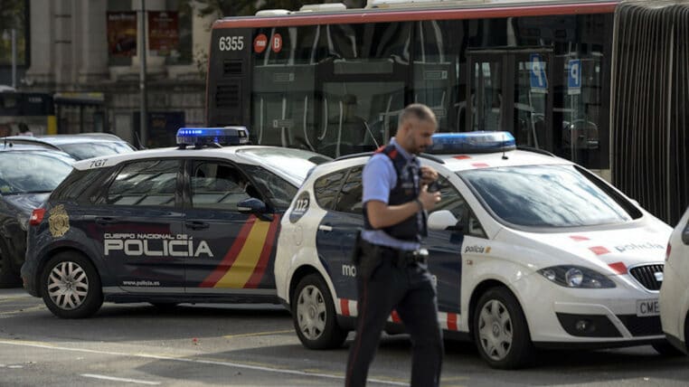barcelone police femme couteau penis