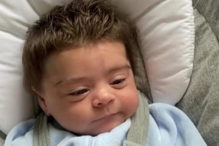 Hyper Chevelu Ce Bebe Devient Une Star Des Reseaux Des Sa Naissance