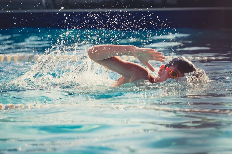 blague-petit-garcon-nager-piscine