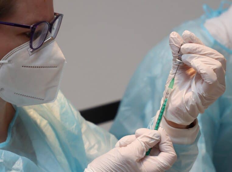 Covid-19 : décès d'un patient de 65 d'une thrombose après l'injection du vaccin Moderna