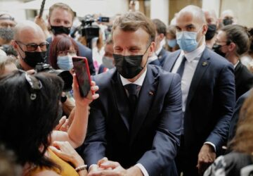 emmanuel macron reforme retraites bain de foules