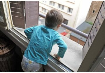 enfant-fenetre