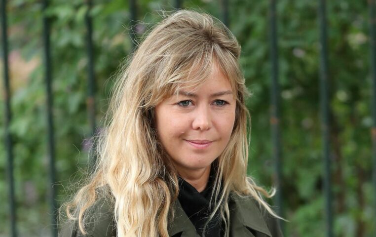 entra malgré bisexuelle