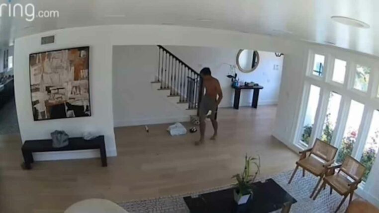 un intrus se balade nu chez lui