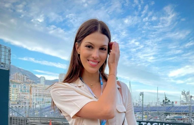 iris-Mittenaere-complexe-taches-rousseur-instagram