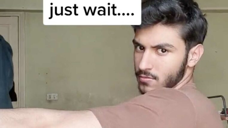 ce jeune homme a en réalité des bras hyper musclés