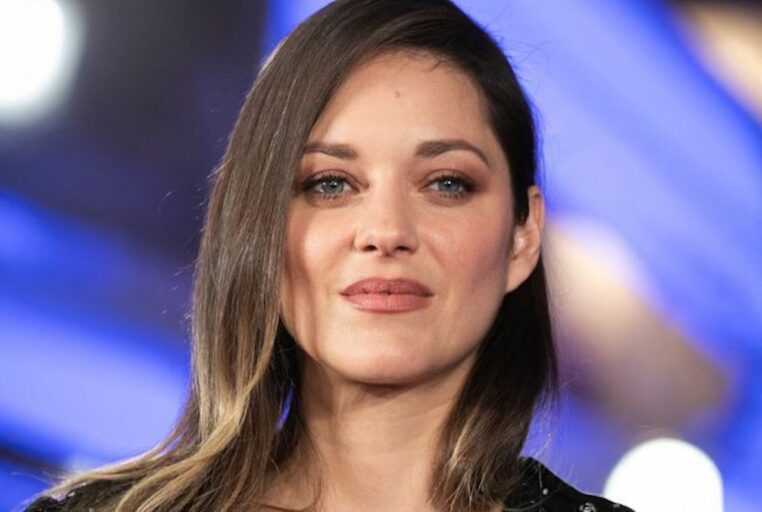 Défilé Chanel : Marion Cotillard sublime dans un look tendance