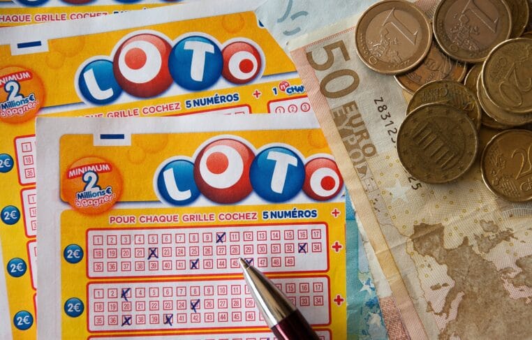 Loto deux amis d'enfance jouent pour la première fois et remportent 8,5 Millions d'Euros !