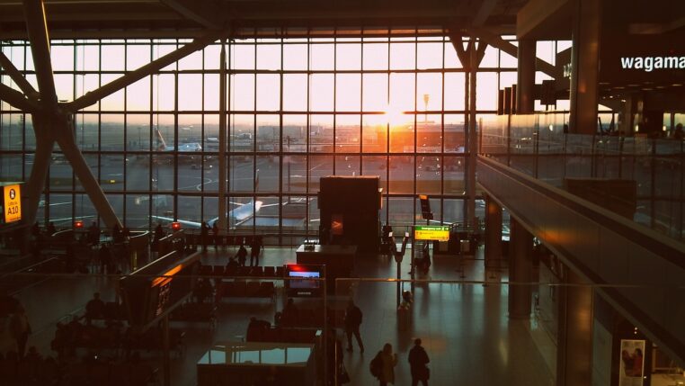 Covid-19 : Furieux, Emmanuel Macron renforce le contrôle des mesures sanitaires dans les aéroports