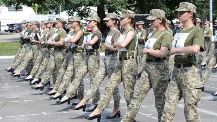 les militaires femmes doivent mettre des talons à l'armée en Ukraine