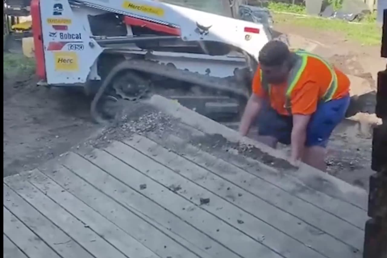 Des constructeurs commencent des travaux dans la mauvaise maison, la réaction de la propriétaire