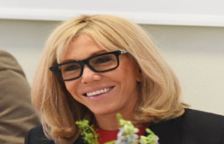 Brigitte Macron : Pourquoi-a-t-elle dû se rendre à l'hôpital avant ses vacances