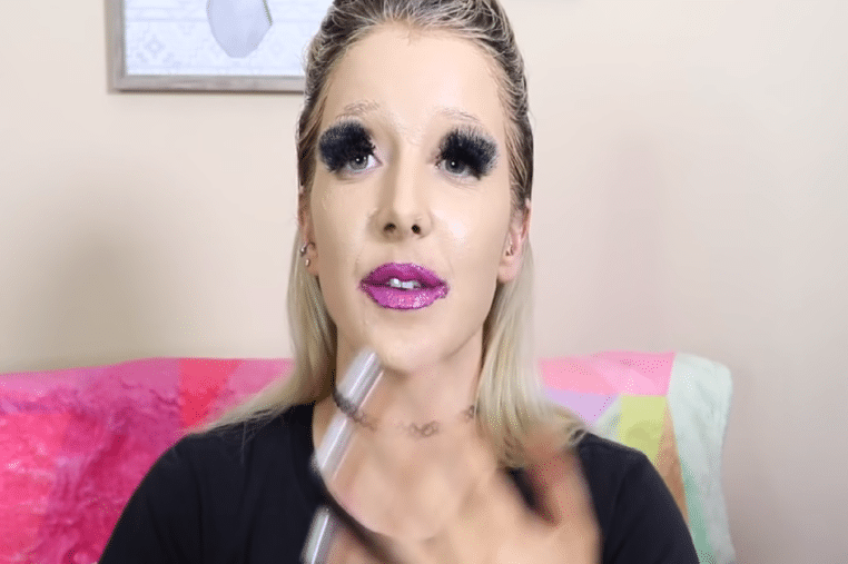 Cette Youtube s'applique 100 couches de maquillages. Le résultat va vous horrifié ! (vidéo)