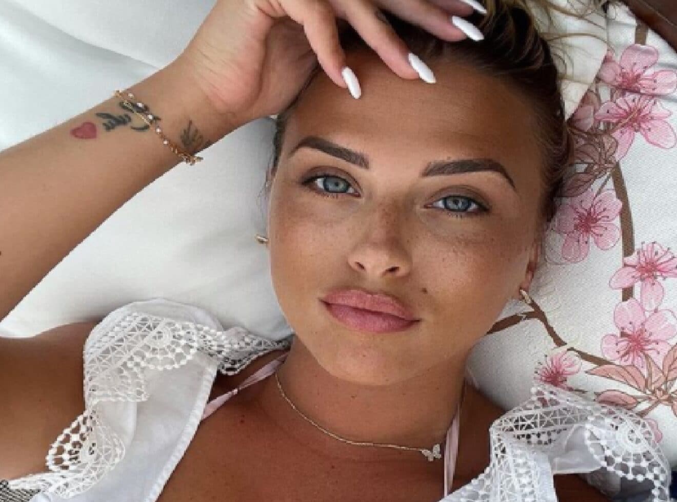 Kelly Vedovelli fait à nouveau le buzz en s’affichant sur Instagram avec un...