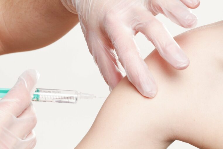 Troisième dose de vaccin des effets secondaires similaires à la deuxième injection 