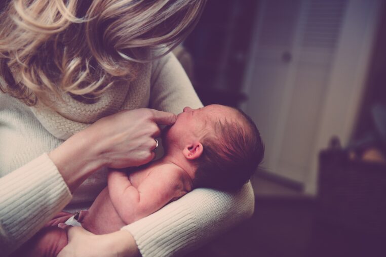 Une maman vie le coeur brisé depuis qu'un médecin est jeté son nouveau-né par la fenêtre de l'hôpital