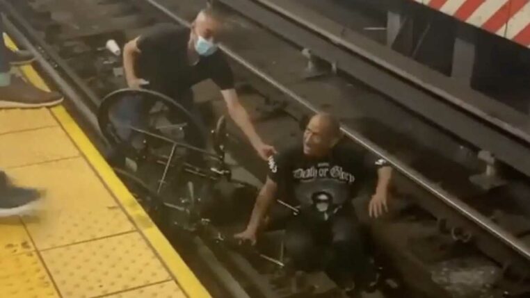 un homme tombe sur les rails du métro en chaise roulante