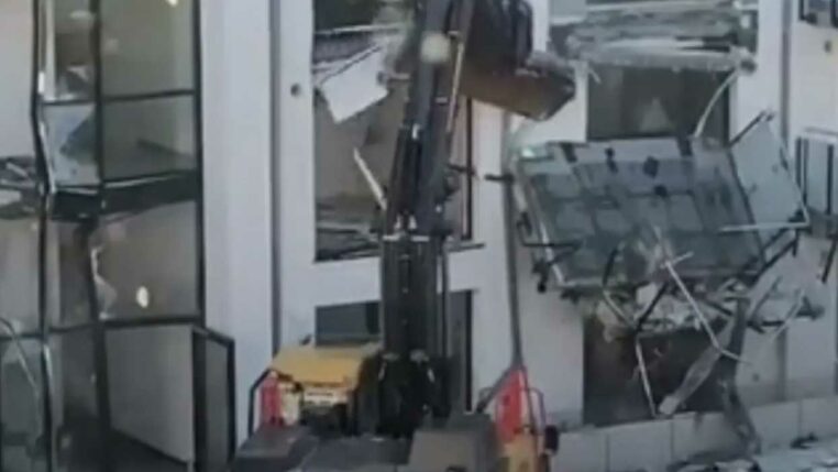 un constructeur casse un bâtiment neuf
