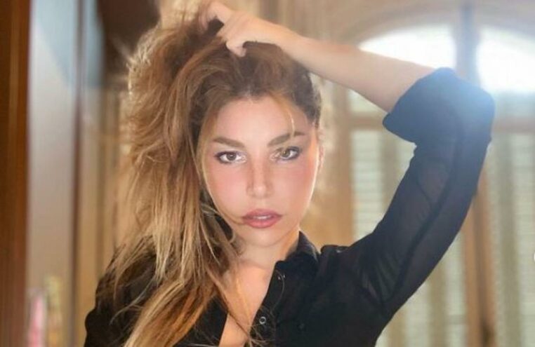 Lola Marois affiche ses fesses sur Instagram avec un message énigmatique