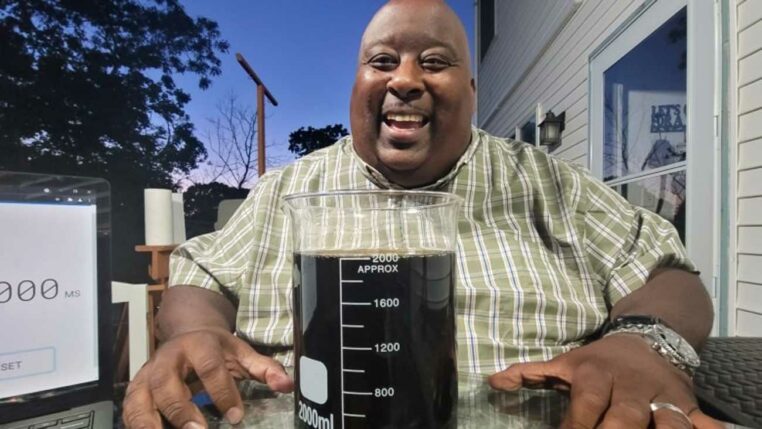 record de l'homme qui boit 2 litres de soda