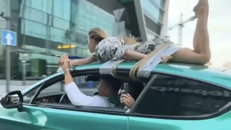 un influenceur attache sa petite amie sur le toit de sa Bentley