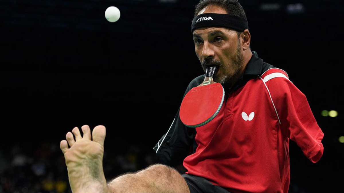 Un joueur de tennis de table sans bras impressionne aux Jeux paralympiques