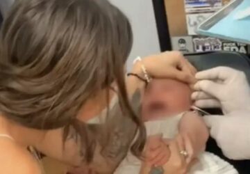 une mère perce les oreilles de son bébé et est critiquée
