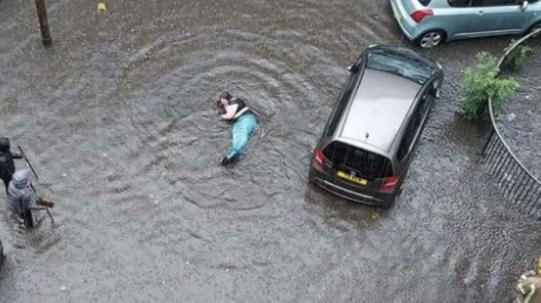 une sirène nage dans la rue inondée