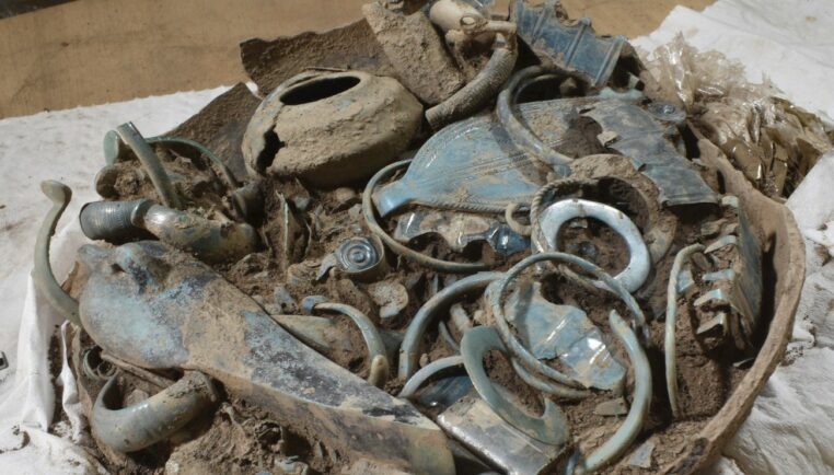 Des vases vieux de 2 800 ans découverts remplis de bijoux et d'outils