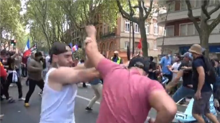 Découvrez en vidéo les images d'une extrême violence lors de la manifestation anti Pass Sanitaire. Des hommes ont été attaqués par des personnes armées de bâtons en pleine rue. Plusieurs blessés a déplorer !