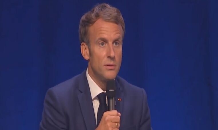 Emmanuel Macron : vers un allégement des mesures sanitaires dans certains départements ?