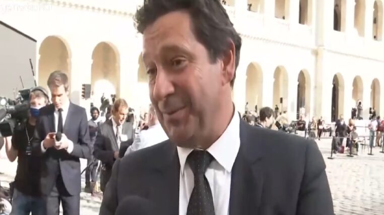 Hommage national à Jean-Paul Belmondo : Laurent Gerra recadre un jeune journaliste de France Info après une demande peu appropriée (vidéo)