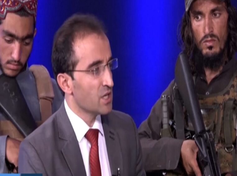 Surréaliste : Découvrez les images terrifiantes de talibans armés sur le plateau d’une émission politique (vidéo)