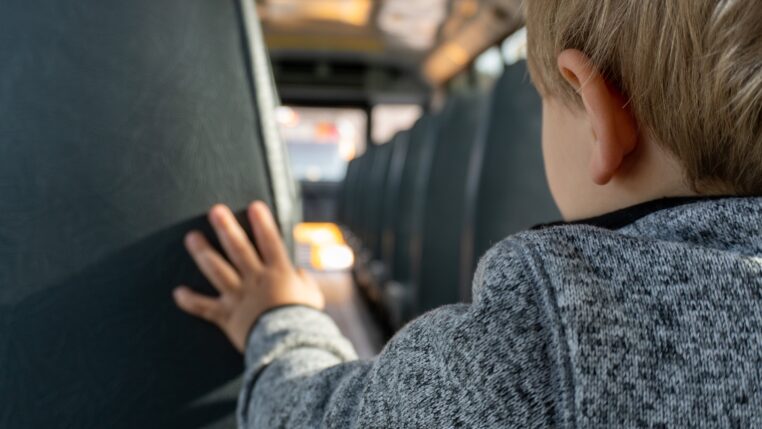 Une maman et son fils hyperactif dirigé vers la sortie du bus par le chauffeur 