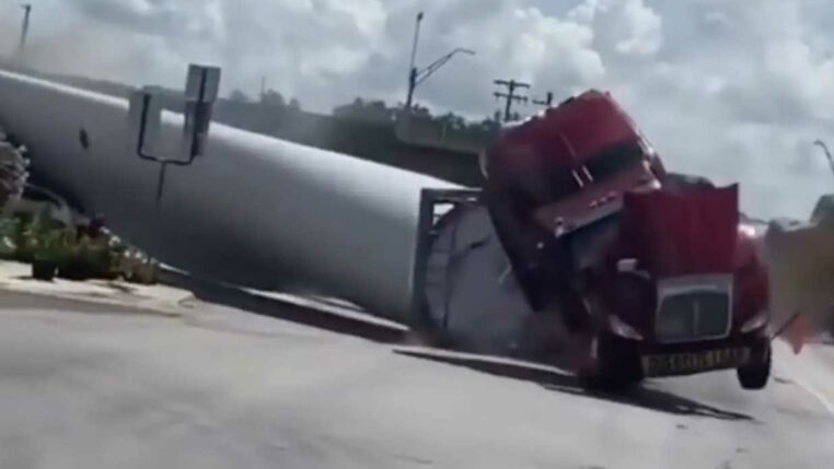 accident entre un train et un camion qui transporte une pale d'éolienne