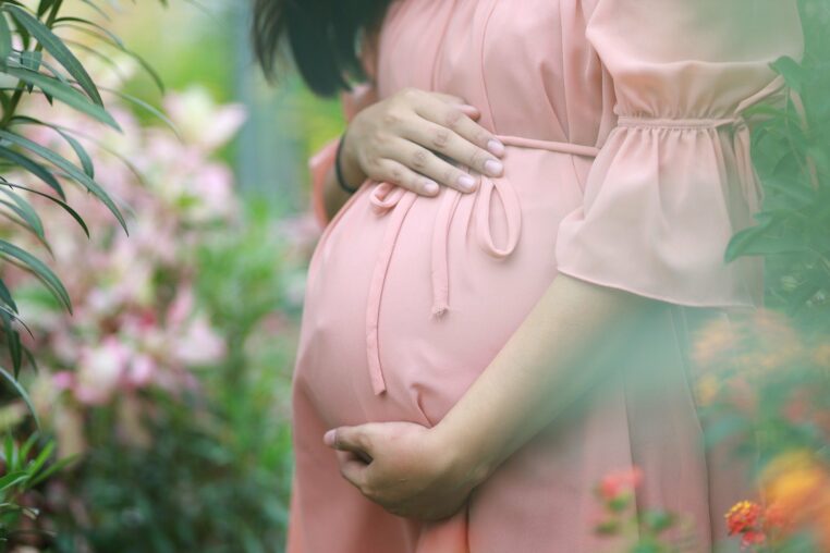 Âgée de 14 ans, elle accouche en secret et met son bébé dans le congélateur par peur des représailles