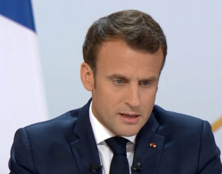 Emmanuel Macron porte plainte